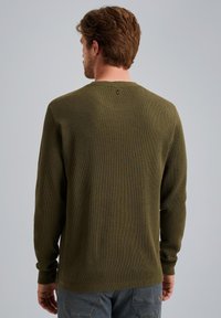 Pull en tricot vert à manches longues avec un motif texturé et un col rond ; comporte un petit accent métallique près de la nuque.