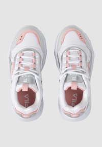 Sneakers bianchi con accenti rosa e argento, realizzati in materiale mesh e sintetico, di forma arrotondata, con design laccato, dotati di un logo e colletto imbottito.