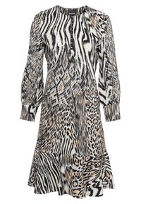 Långärmad klänning med svart, vit och beige djurmotiv, med volangkant och knäppning vid halslinningen. Slät tyg.