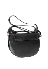 Borsa a tracolla in pelle nera con forma arrotondata, superficie texturizzata, pattina piatta e lunga tracolla regolabile. Finiture in metallo dorato.