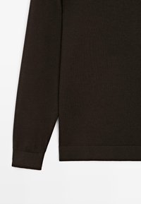 Pull en maille brun foncé à manches longues avec poignets et ourlet côtelés, présenté à plat sur un fond blanc.