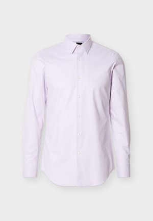 Camicia da uomo a maniche lunghe di colore lilla chiaro con chiusura frontale con bottoni e colletto a punta, mostrata su uno sfondo bianco semplice.