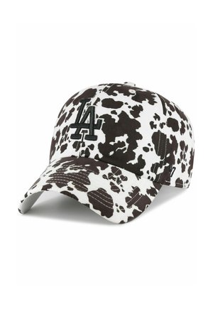 Gorra de béisbol con patrón de estampado de vaca blanco y negro y logo bordado en negro "LA" en el frente.