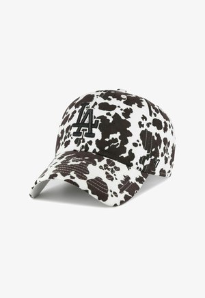 Baseballpet met zwart-wit koeienprint patroon en zwart geborduurd "LA" logo aan de voorkant.