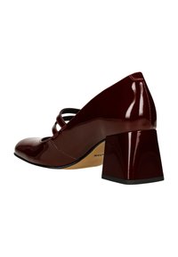 Burgundowa lakierowana skórzana szpilka ze kwadratowym blokowym designem, z dwiema przednimi paskami i okrągłym noskiem. Gładka tekstura z kontrastowymi szwami.