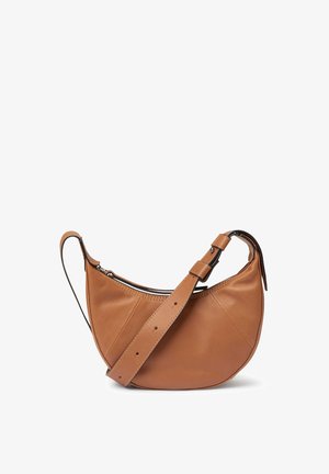 Brun läderaxelväska med en kurvad form, justerbar rem, dragkedjestängning upptill och detaljer på sidorna. Slät textur.