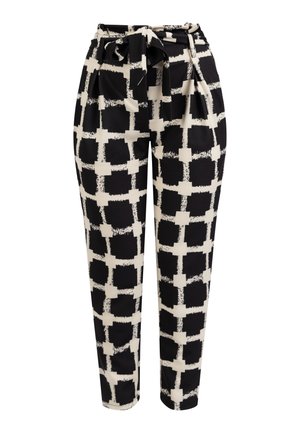 Valkoiset ja mustat kuviolliset housut, joissa on solmittava vyötärö, teksturoitu kangas ja abstrakti ruutukuvio, jossa on voimakkaita siveltimen vedoksia.