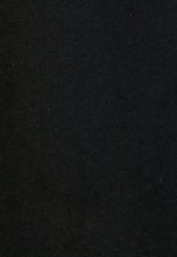 Tessuto nero con una texture liscia ed uniforme. Il materiale è probabilmente cotone o una miscela di cotone, che mostra una leggera lucentezza alla luce.