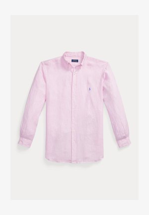 Lichtroze lange mouwen blouse met knopen, witte verticale strepen en een klein blauw logo op de linkerborst.