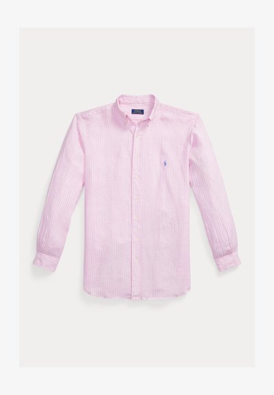 Heleroosa pikkade varrukatega nööpidega särk valgete vertikaalsete triipudega ja väikese sinise logoga vasakul rinnal.