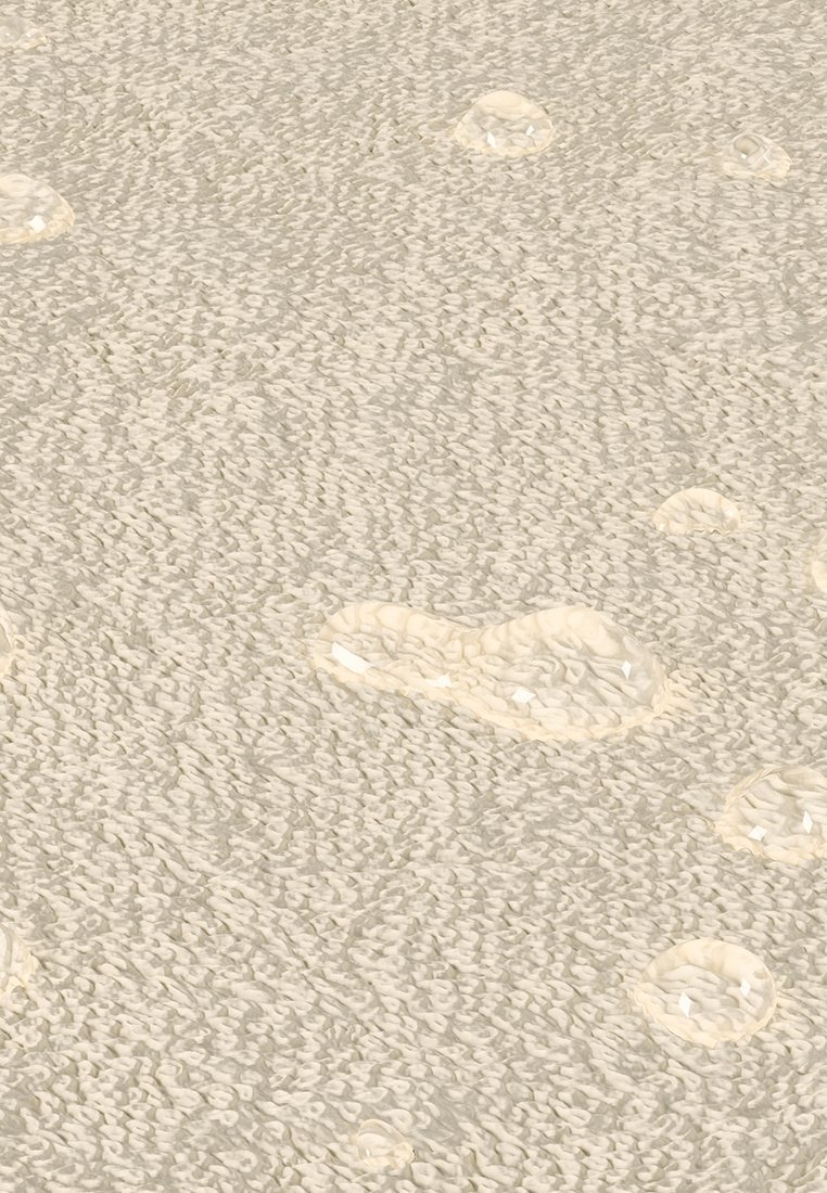 Beige strukturierter Stoff mit gestricktem Muster und mehreren klaren Wassertröpfchen auf der Oberfläche, die auf Wasserbeständigkeit hinweisen.