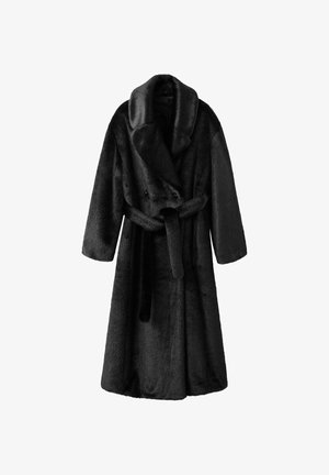 Manteau en fausse fourrure noire avec un large col, des boutons doubles, et une ceinture assortie. Il dispose de longues manches et d'une texture douce.