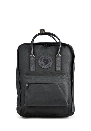 Черна раница Fjallraven Kanken с преден цип джоб и двойни горни дръжки.