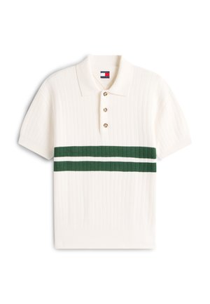 Λευκό πλεκτό πόλο με κοντά μανίκια και ριμπ υφή, τρία κουμπιά και δύο οριζόντιες σκοτεινό πράσινες ρίγες στο στήθος.