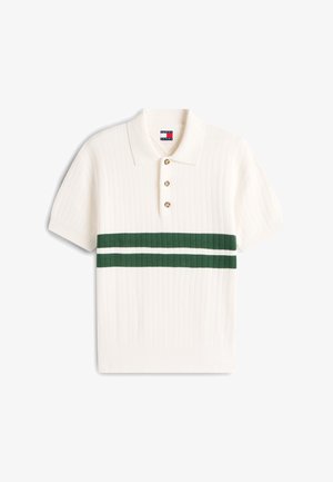 Polo en maille blanche à manches courtes avec texture côtelée, trois boutons et deux bandes horizontales vert foncé sur la poitrine.