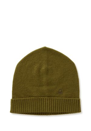 Bonnet en tricot vert olive avec un revers côtelé, texture douce et un petit logo en accent près du bas.