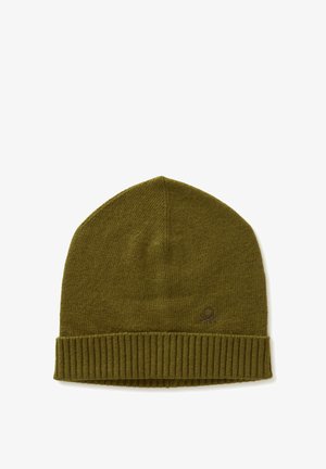 Olivgrüner Strickbeanie mit Rippenbündchen, weichem Material und einem kleinen Logoakzent nahe dem unteren Rand.
