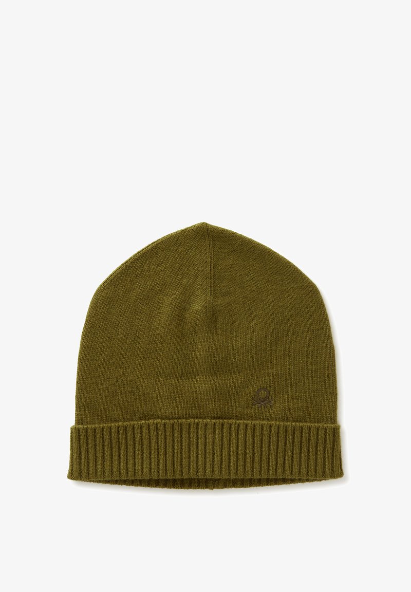 Berretto lavorato a maglia verde oliva con polsino a coste, texture morbida e un piccolo logo accentato vicino al fondo.