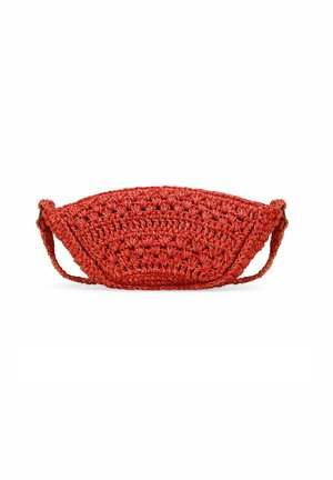 Bolso de mano de ganchillo rojo con forma curva, superficie texturizada y una sola correa. Tiene un interior espacioso y costuras detalladas.