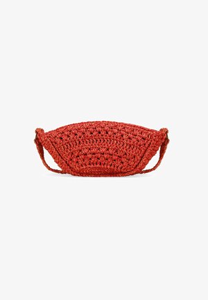 Bolso de mano de ganchillo rojo con forma curva, superficie texturizada y una sola correa. Tiene un interior espacioso y costuras detalladas.
