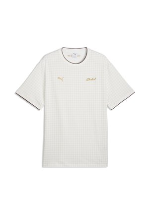 Hvid kortærmet Puma t-shirt med subtilt ternet mønster, gyldent Puma-logo på venstre bryst og gyldent skriftlogo på højre bryst.