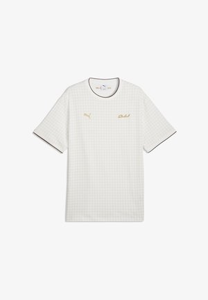 Weißes Puma T-Shirt mit kurzen Ärmeln und subtil kariertem Muster, goldenes Puma-Logo auf der linken Brust und goldenes Schriftlogo auf der rechten Brust.