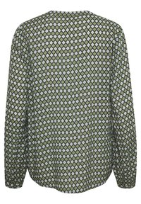 Langærmet grøn bluse med et diamantmønster i hvidt og mørke konturer, med en rund halsudskæring og samlede ærmer.