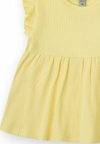 Vestido amarillo con textura acanalada, mangas cortas con volantes, escote redondo y falda recogida. Textura suave y material ligero.