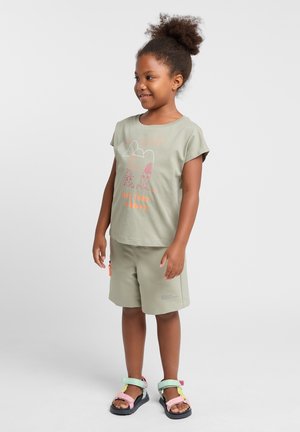 Lichtgroen t-shirt met korte mouwen en een oranje graphic, gecombineerd met bijpassende shorts. Zwarte sandalen met multikleurige banden.