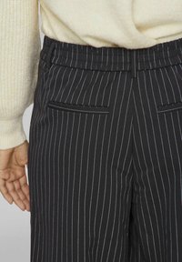 VILA Tygbyxor - black