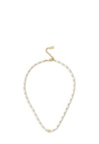 Collier composé de perles d'eau douce blanches alternant avec des perles en métal plaqué or, doté d'un fermoir en or et d'une chaîne réglable.