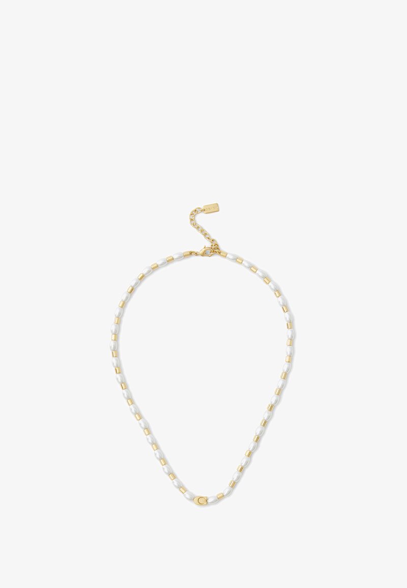 Collier composé de perles d'eau douce blanches alternant avec des perles en métal plaqué or, doté d'un fermoir en or et d'une chaîne réglable.