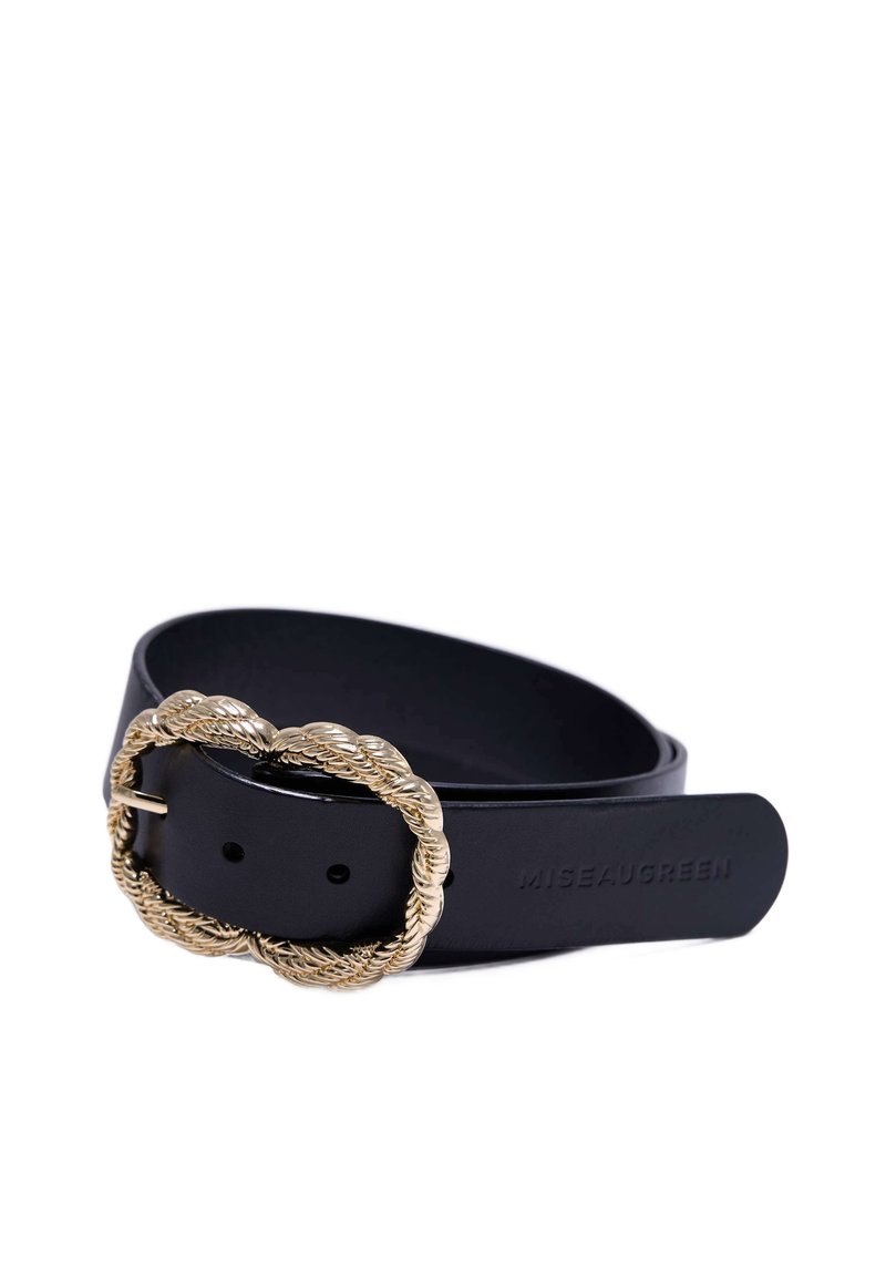 Ceinture en cuir noir avec une boucle en métal doré texturée présentant un design tressé. Nom de la marque en relief sur la sangle.