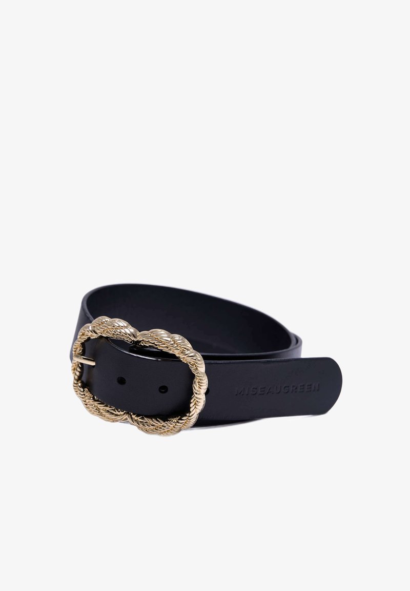 Ceinture en cuir noir avec une boucle en métal doré texturée présentant un design tressé. Nom de la marque en relief sur la sangle.