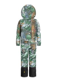 Polstret vinterdragt med skov camouflage mønster i grønne fyrretræblade, sne accenter og en sort nederste sektion. Inkluderer en hætte.