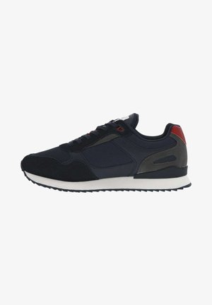 Marine sportieve schoen van een combinatie van mesh- en suede-materialen, met een witte tussenzool, rode en grijze accenten, en een gestructureerde rubberen zool.