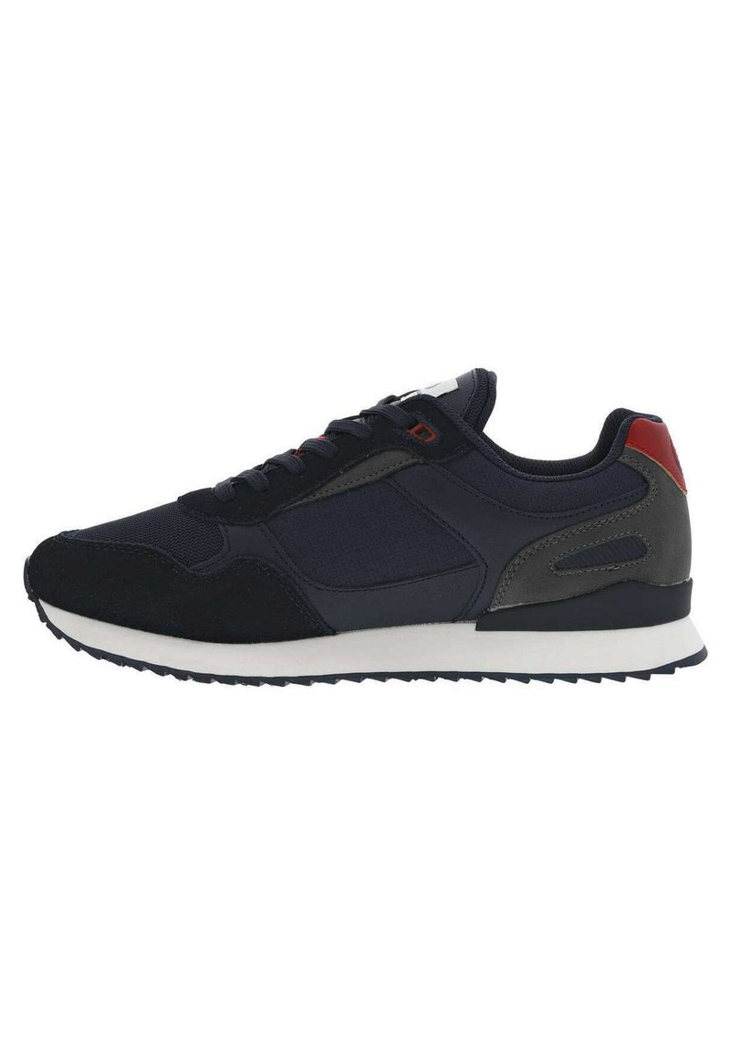 Marine sportieve schoen van een combinatie van mesh- en suede-materialen, met een witte tussenzool, rode en grijze accenten, en een gestructureerde rubberen zool.