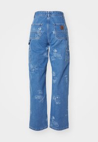 Plave traperice širokih nogavica, vidljivi šavovi, višestruki džepovi i svijetle grafičke printove s raznim uzorcima.