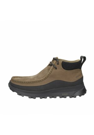 Stivali alla caviglia impermeabili marroni con tomaia in suede liscia, dettagli neri testurizzati, suola in gomma robusta e design con lacci.