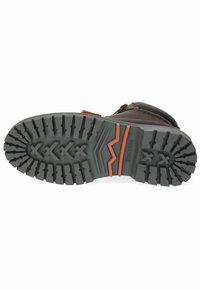 Suela de bota de goma negra con un dibujo profundo para agarre, con líneas de acento naranjas y el nombre de la marca. La superficie texturizada proporciona tracción.