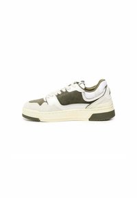 Sneaker a bassa punta con pannelli in suede bianco e verde oliva, lacci bianchi e una suola spessa color crema, mostrato in profilo destro su sfondo bianco.