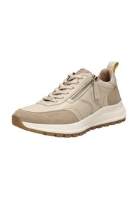Beige leren en suède sneaker met een textuur witte tussenzool, vetersluiting, zijrits en gele hielband. Rubberen buitenzool voor grip.