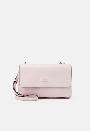 Sac bandoulière en cuir rose clair avec fermeture à rabat, sangle réglable et logo subtil Calvin Klein Jeans sur le devant.