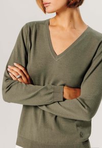 Rodier V-NECK - Strickpullover - olive