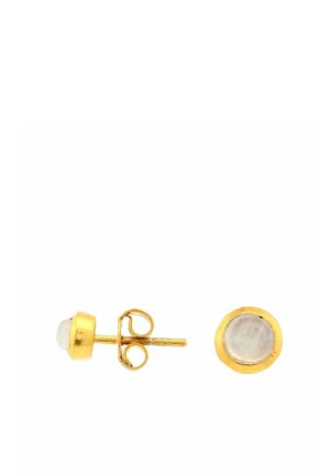 Coppia di piccoli orecchini rotondi in oro con pietre bianche simili all’opale, uno mostra il davanti e l’altro il lato con la chiusura.