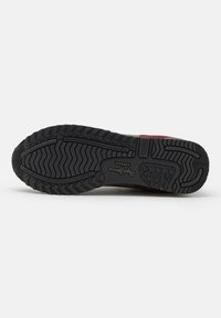 Semelle de chaussure noire en caoutchouc avec motif de bande de roulement texturé et texte de la marque "Pepe Jeans London" visible au bas.