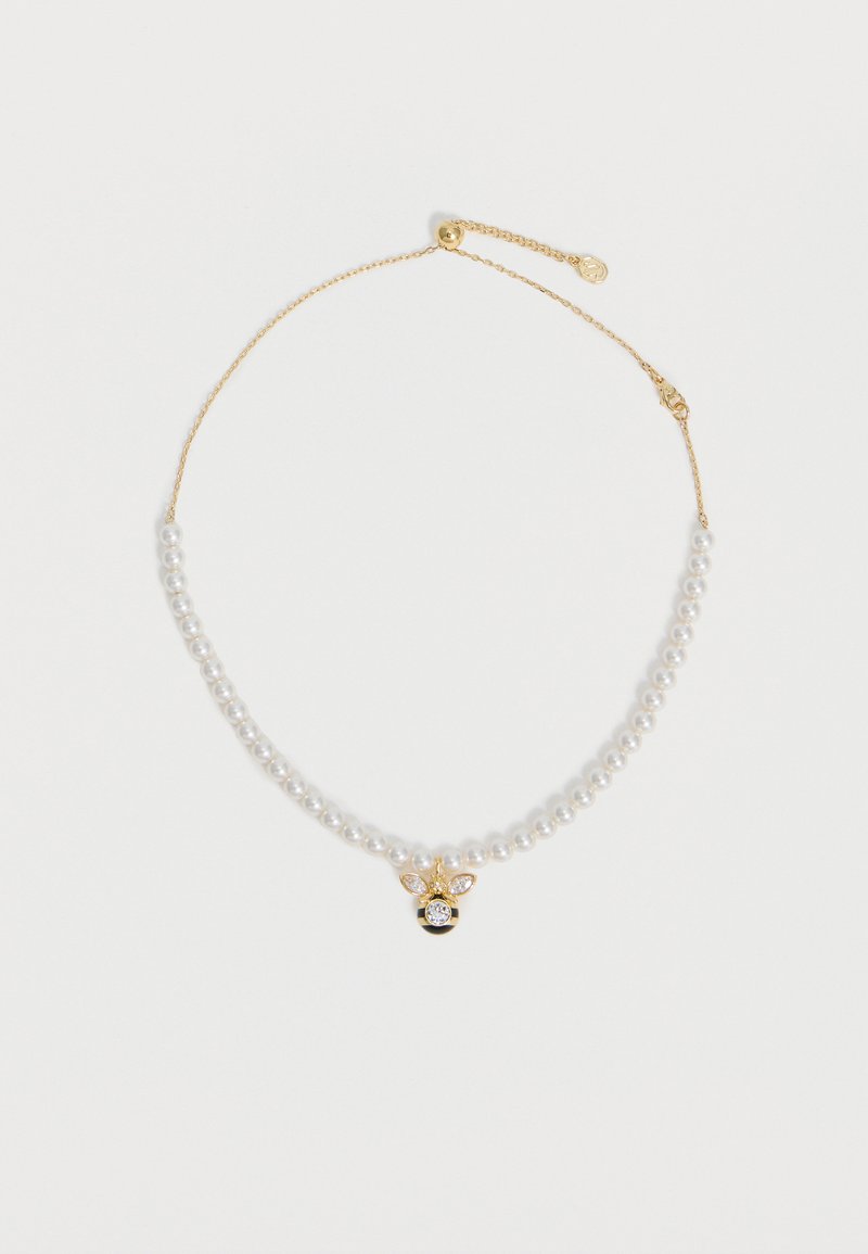 Χρυσό κολιέ με λευκές πέρλες και ένα μικρό χρυσό μενταγιόν μέλισσας με φτερά από κρύσταλλο και σώμα ριγωτό μαύρο-διάφανο.