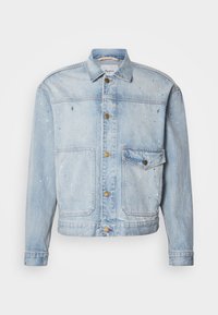 Ανοιχτό μπλε denim μπουφάν με κουμπιά μπροστά, δύο τσέπες στο στήθος και λεπτομέρειες με πιτσιλιές μπογιάς για υφή.