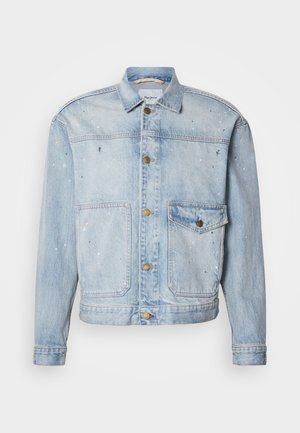 Lichtblauw spijkerjack met knoopsluiting aan de voorkant, twee borstzakken en verfspatten voor een textuurrijk uiterlijk.