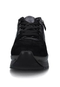 Scarpe sportive nere con tomaia in suede testurizzato, chiusura con lacci, dettagli in cerniera metallica e suola in gomma nera imbottita.